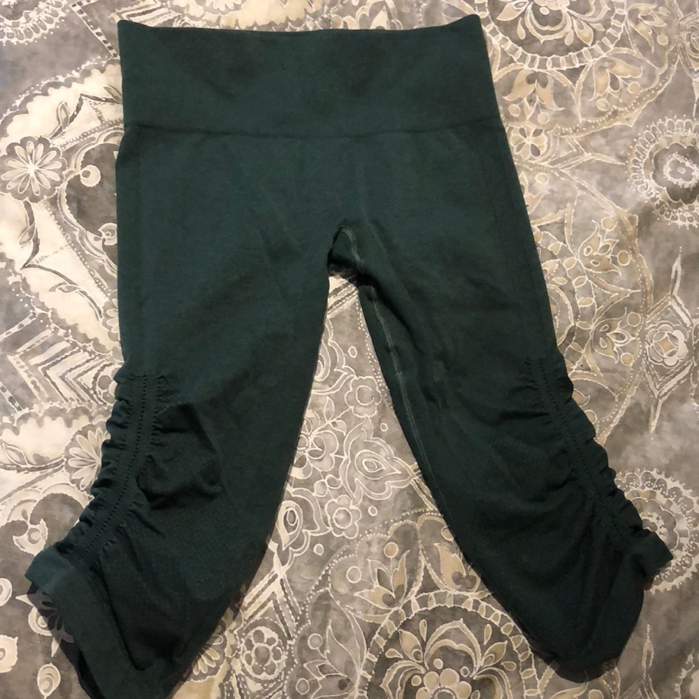 lululemon green in the flow crops
